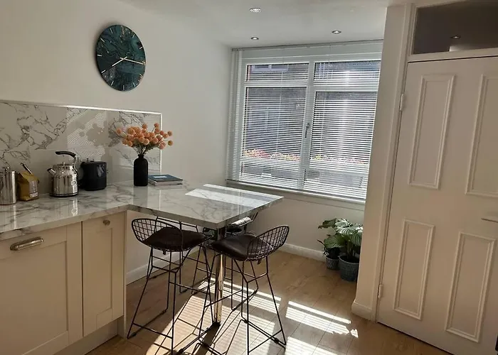 Stylish, Smart & Fun 4 Bed Home