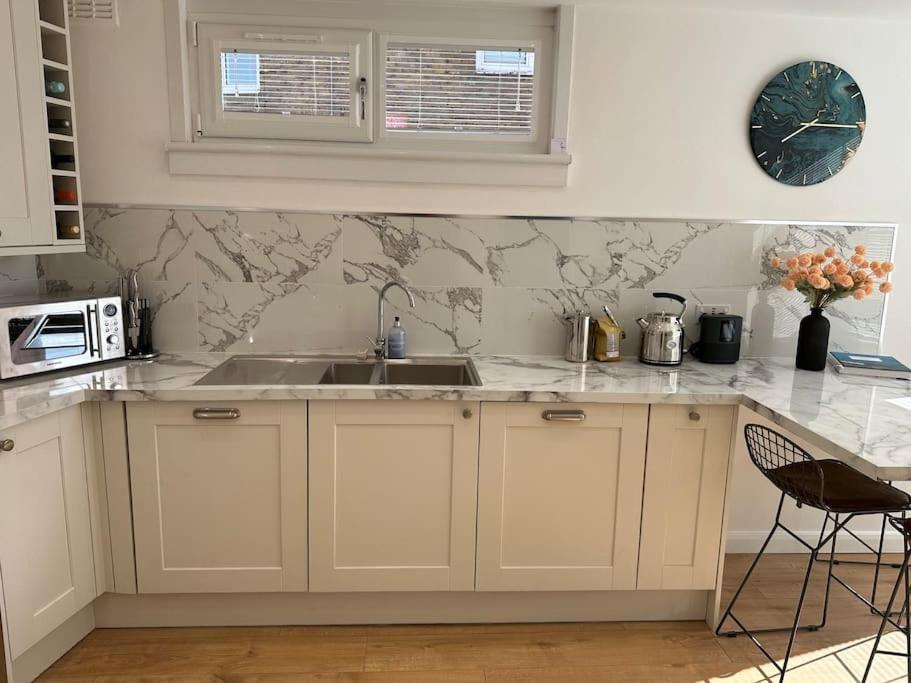Stylish, Smart & Fun 4 Bed Apartment *