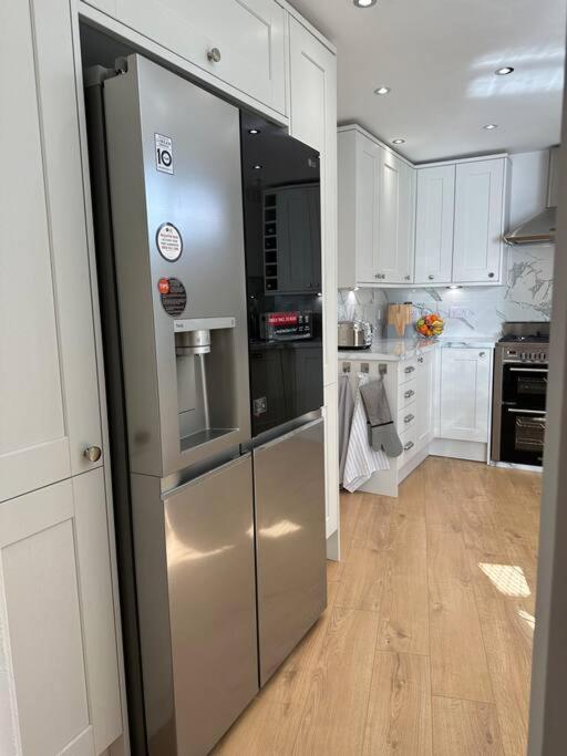 Stylish, Smart & Fun 4 Bed London