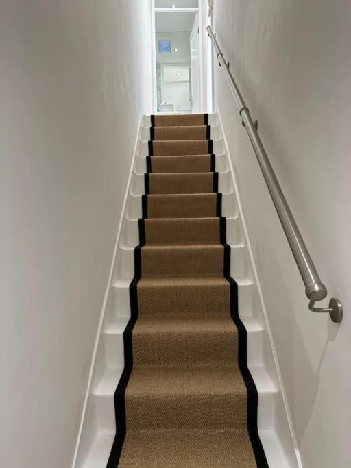 Stylish, Smart & Fun 4 Bed Apartment *