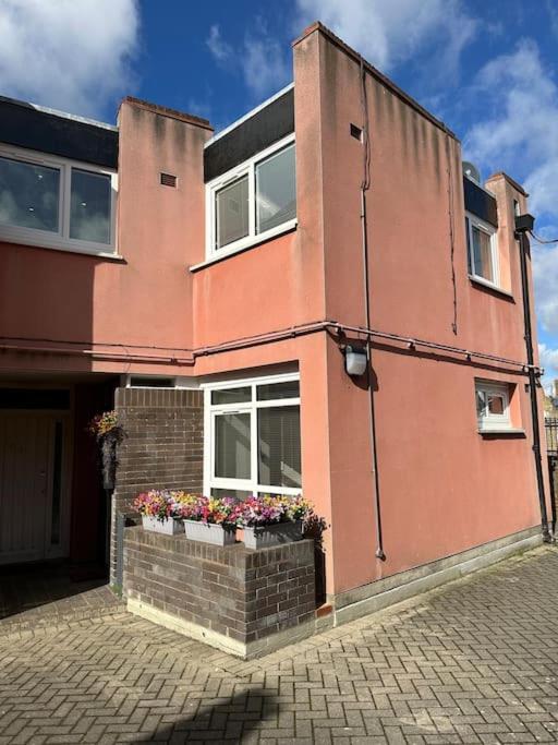 Stylish, Smart & Fun 4 Bed Apartment London