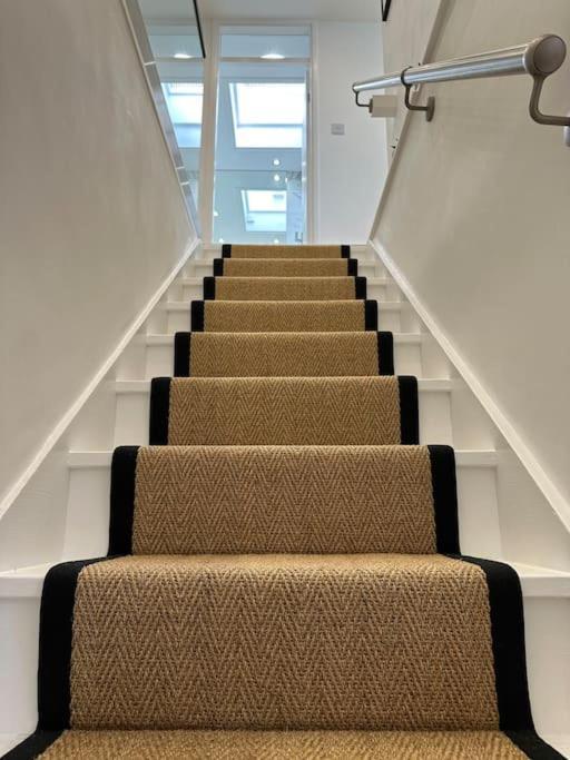 Apartment Stylish, Smart & Fun 4 Bed London