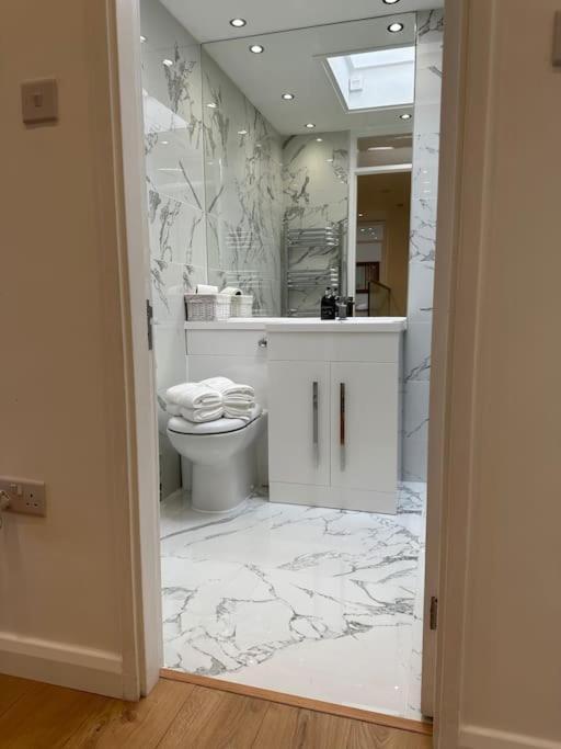 Stylish, Smart & Fun 4 Bed Apartment London